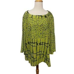 Ali Miles Green and Black Patterned Women's Ling Line Top